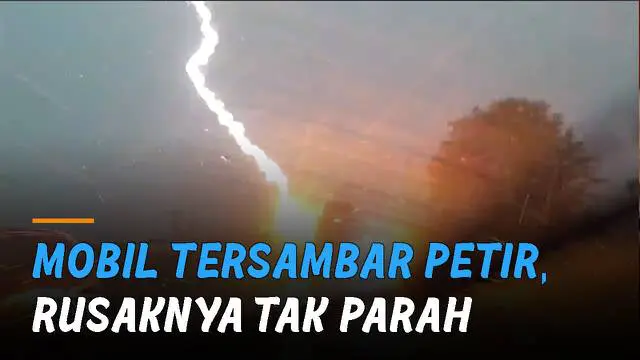 Petir menyambar sebanyak 3 kali ke sisi kiri mobil tersebut, seperti terekam kamera.