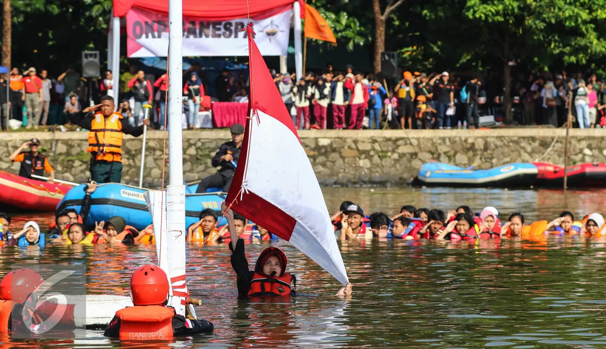 Pelajar dan mahasiswa mengibarkan bendera merah putih dalam rangka HUT Kemerdekaan RI ke 71, di Setu Tujuh Muara, Pamulang, Tangerang Selatan, Rabu (17/08). Kegiatan ini dalam rangka mengenang jasa para pahlawan. (Liputan6.com/Fery Pradolo)