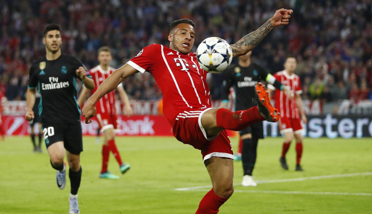 Aksi pemain Bayern, Corentin Tolisso melakukan kontrol bola saat melawan Real Madrid pada leg pertama semfinal Liga Champions di Allianz Arena, Munich, (25/4/2018). Real Madrid menang 2-1. (AP/Matthias Schrader)