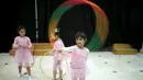 Gerakan dasar balet diperagakan anak-anak Palestina ini saat berlatih di kota Gaza, Palestina, (25/11/2015). (Reuters/Suhaib Salem).
