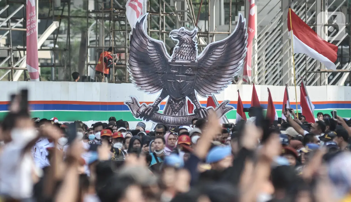 Peserta membawa patung Garuda Pancasila saat rangkaian pawai bendera Merah Putih raksasa di kawasan Bundaran HI, Jakarta Pusat, Minggu (28/8/2022). Sebanyak 50.000 orang membentangkan bendera merah putih sepanjang 1.700 meter dari kawasan Monas hingga Bundaran HI yang merupakan rangkaian dalam memperingati Hari Kemerdekaan Indonesia dengan tema 'Pulih Lebih Cepat, Bangkit Lebih Kuat. (merdeka.com/Iqbal S Nugroho)