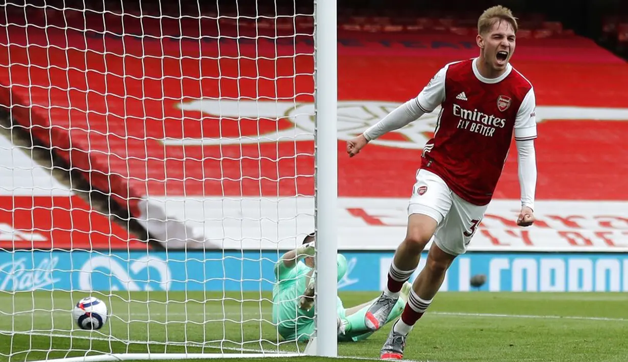 Pemain Arsenal Emile Smith Rowe melakukan selebrasi usai mencetak gol ke gawang West Bromwich Albion pada pertandingan Liga Inggris di Emirates Stadium, London, Inggris, Minggu (9/5/2021). Arsenal mengalahkan West Bromwich Albion 3-1. (AP Photo/Frank Augstein, Pool)