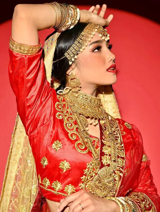 Sejumlah selebritas mengakui kecantikan Fuji yang memancar dalam konsep foto ini. “Acha, acha!” seru Syakir Daulay di kolom komentar. “Cuantik, tik tik tik!” Gisel menyahut. “Cantik banget,” cuit Alice Norin seraya menyertakan sejumlah emotikon hati merah. “Cakep banget dah,” Irene Agustine menimpali. Sepertinya semua jatuh cinta pada Fuji, ya. (Foto: Dok. Instagram @riomotret)