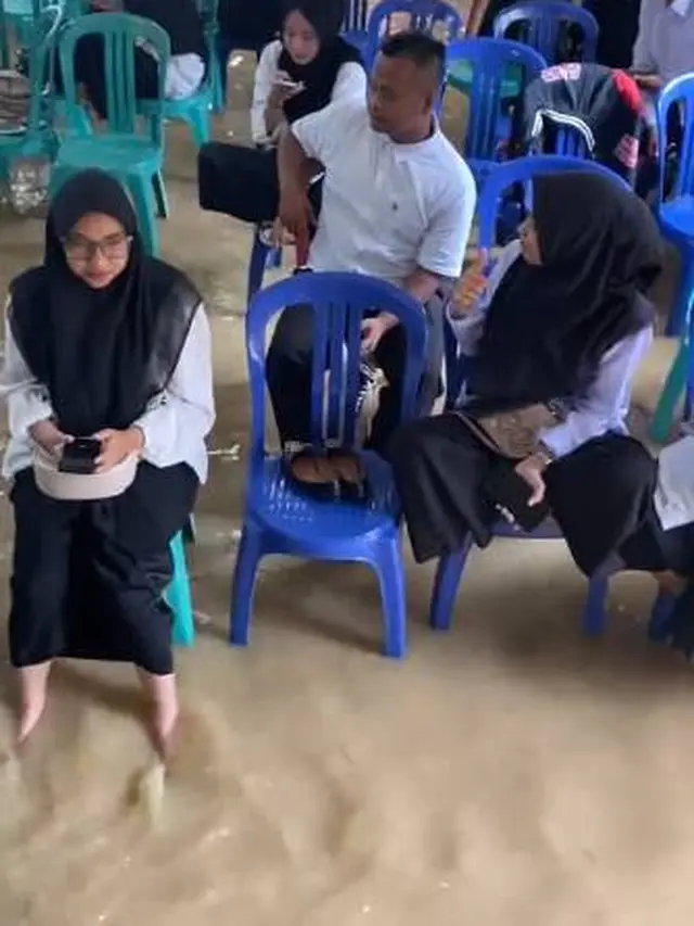 Viral Momen Pelantikan Petugas KPPS di Riau Ini Alami Kebanjiran