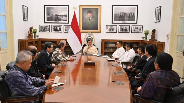Presiden Prabowo Subianto menerima delapan pengusaha besar Indonesia di Istana Kepresidenan Jakarta, Kamis (6/3/2025). Mereka antara lain, Anthony Salim, Sugianto Kusuma atau Aguan, Prajogo Pangestu, Franky Widjaja, Dato Sri Tahir, hingga Tomy Winata.