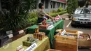 Petugas memperlihatkan dus-dus berisi obat palsu berbagai merek saat rilis di Ditreskrimsus Polda Metro Jaya, Jakarta, Senin (9/11/2015). Polda Metro Jaya mengamankan 25 jenis obat palsu dan menahan satu orang tersangka. (Liputan6.com/Helmi Fithriansyah)