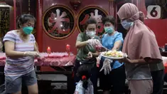 Warga menerima makanan berbuka puasa di Vihara Dharma Bhakti, Petak Sembilan, Jakarta, Kamis (7/4/2022). Yayasan Vihara Dharma Bhakti menyediakan sekitar 200 porsi menu berbuka puasa bagi warga sekitar untuk lebih mempererat persaudaraan umat beragama. (Liputan6.com/Helmi Fithriansyah)