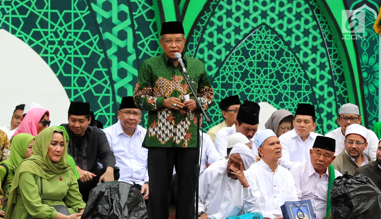 Ketua Umum PBNU Said Aqil Siradj memberi sambutan dalam Harlah ke-73 Muslimat NU di SUGBK, Jakarta, Minggu (27/1). Harlah ke-73 Muslimat NU mengangkat tema 'Khidmah Muslimat NU, Jaga Aswaja, Teguhkan Bangsa'. (Liputan6.com/Johan Tallo)