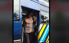Mengenang Masa Lalu, Polwan Cantik Berjalan Kaki dari Rumah ke Jalan Raya Untuk Naik Bus Menuju Sekolah