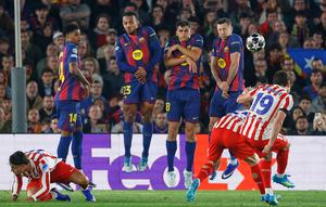 Momen eksekusi gol tendangan bebas Julian Alvarez dalam laga leg pertama perempat final Liga Champions antara Barcelona vs Atletico Madrid di Camp Nou, 9 April 2026. (AP Photo/Joan Monfort)