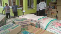 Bantuan sampai ke salah satu desa terisolasi akibat banjir bandang dan longsor di Kecamatan Anyar, Kabupaten Serang, Banten. (Liputan6.com/Yandhi Deslatama)