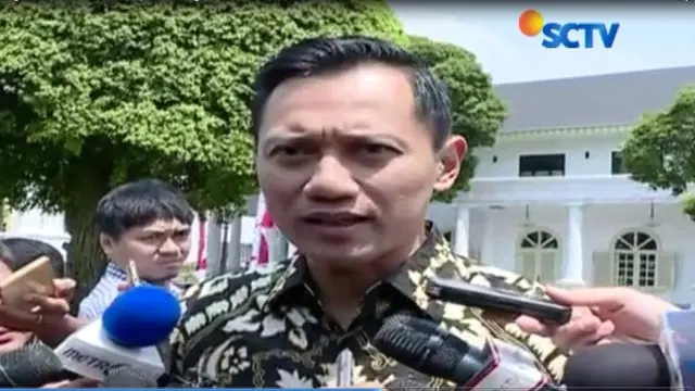 Dengan sumringah, AHY melangkah masuk ke Istana Negara untuk mengantarkan undangan bagi Presiden Jokowi.