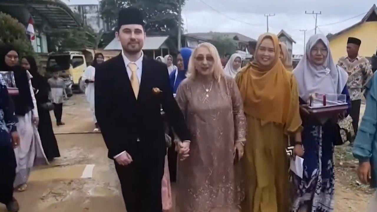 Intip Momen Haru Gadis Pedalaman Kalimantan Menikah dengan Bule Australia, Ijab Kabulnya Pakai Bahasa Inggris
