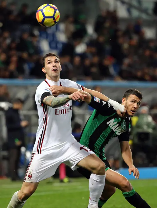 Pemain Sassuolo, Luca Mazzitelli (kanan) dan pemain AC Milan, Alessio Romagnoli berebut bola pada lanjutan Serie A di Mapei Stadium, Reggio Emilia, Italia, (5/11/2017). Milan menang 2-0. (Elisabetta Baracchi/ANSA via AP)