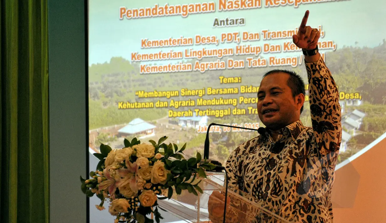Menteri Desa PDDT Marwan Jaffar saat memberi sambutan sebelum penandatangan MoU terkait pengadaan sembilan juta Hektare Lahan Transmigrasi di kantor Kementerian Desa PDDT, Jakarta, Jumat (8/5/2015). (Liputan6.com/Yoppy Renato)