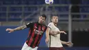 Bek AC Milan, Alessio Romagnoli berebut bola udara dengan penyerang AS Roma, Edin Dzeko pada pertandingan lanjutan Liga Serie A Italia di Stadion Milan San Siro, Italia, Senin (26/10/2020). AC Milan bermain imbang atas Roma 3-3. (Fabio Ferrari / LaPresse via AP)