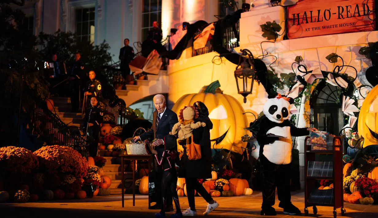 Pada acara Halloween tersebut Jill Biden tampil unik, dia mengenakan kostum panda raksasa. (Tierney CROSS/AFP)