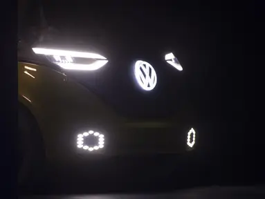 Mobil Volkswagen I.D. Buzz saat dipamerkan di North American International Auto Show (NAIAS) di Detroit, Michigan, AS, (9/1). Produsen otomotif terbesar di Jerman, Volkswagen menampilkan mobil terbarunya pada  NAIAS 2017. (AFP Photo/Saul Loeb)