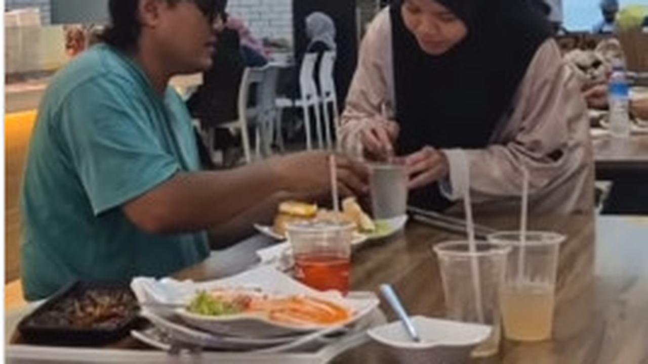 Cewek ini Tiba-Tiba Datangi Meja Pria Tunanetra,