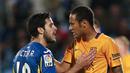 Pemain Barcelona Neymar (kanan) beradu mulut dengan pemain Getafe Victor Rodriguez  dalam lanjutan La Liga Spanyol di Stadion Coliseum Alfonso Perez,  Getafe, Madrid, Sabtu (31/10/2015) Barcelona menang 2-0. (REUTERS/Andrea Comas)