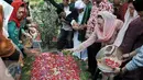 Istri mendiang Gus Dur, Sinta Nuriyah dan anaknya, Yenni Wahid menaburkan bunga di makam Gus Dur di komplek pesantren Tebuireng, Jombang, Jatim, Selasa (4/8/2015). Ziarah tersebut bertepatan dengan hari lahir Gus Dur. (Liputan6.com/Johan Tallo)