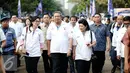Ketua Umum Partai Demokrat Susilo Bambang Yudhoyono (SBY) (tengah) dan istri Ani Yudhoyono saat meninjau bus pemudik, Jakarta, Minggu (3/7). Sebanyak 5.242 peserta mudik gratis dilepas oleh SBY. (Liputan6.com/Faizal Fanani)