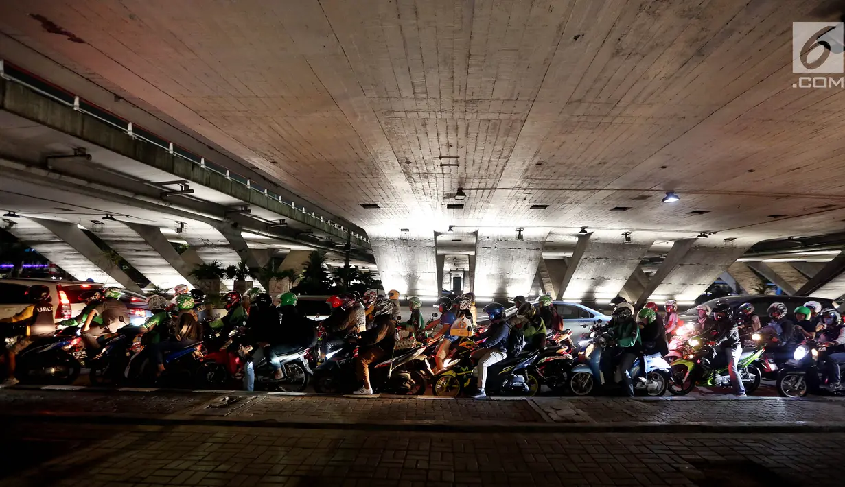 Kendaraan terjebak macet di Kolong Semanggi, Jakarta, Rabu (9/8). Kepala Dishub DKI Andri Yansyah mengatakan, uji coba pelarangan kendaraan roda dua dari patung kuda hingga Bundaran Senayan akan dilakukan awal Sepetember 2017. (Liputan6.com/Johan Tallo)