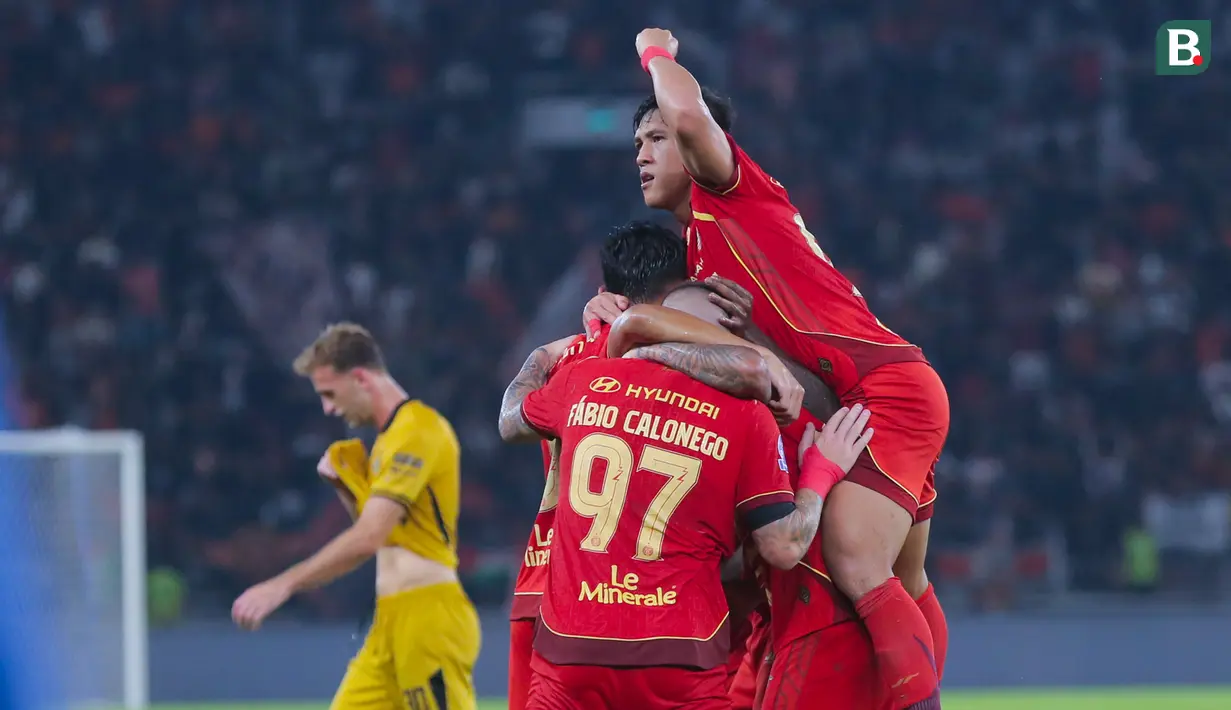 Persija Jakarta menunjukkan mentalitas juara saat menjamu Bhayangkara FC dalam lanjutan BRI Super League 2025/2026. Bermain di hadapan pendukung sendiri di Stadion Utama Gelora Bung Karno (GBK) pada Senin (29/12/2025) malam WIB, Macan Kemayoran sukses membungkus kemenangan meyakinkan dengan skor akhir 3-0. (Bola.com/M Iqbal Ichsan)