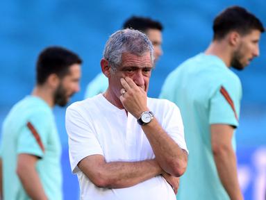 Pelatih Fernando Santos telah merilis daftar nama pemain yang akan memperkuat Timnas Portugal pada Kualifikasi Piala Dunia 2022. Mengejutkannya, ada beberapa pemain top yang tidak masuk ke dalam rencananya tersebut. Berikut ulasannya. (AFP/Lluis Gene)