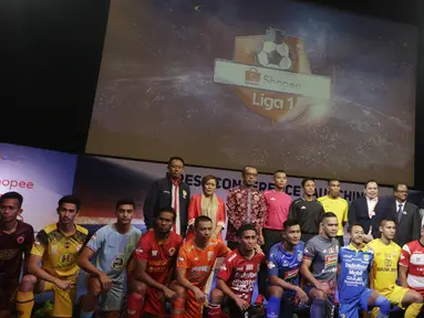 Para pemain perwakilan klub foto bersama saat Peluncuran Shopee Liga 1 di SCTV Tower, Jakarta, Senin (13/5). Sebanyak 18 klub akan bertanding pada Liga 1 mulai tanggal 15 Mei. (Bola.com/Vitalis Yogi Trisna)