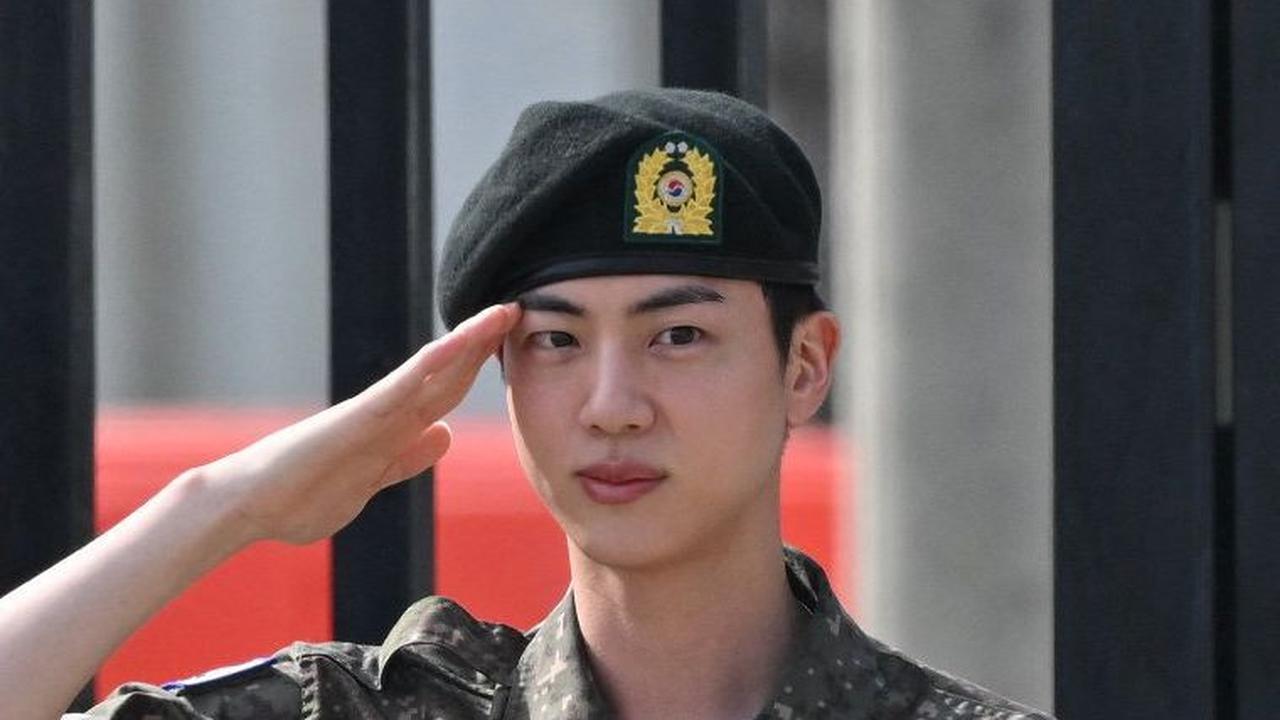 Jin tampak memakai seragam loreng lengkap dengan baret hitam saat menyelesaikan wajib militernya.&nbsp;Foto: Jung Yeon-Je/AFP