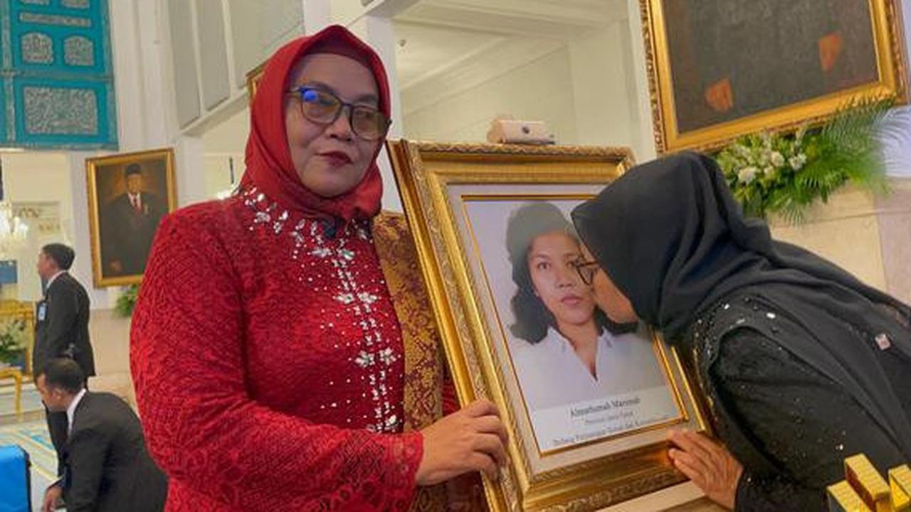 Tangisan Haru di Istana, Adik Kandung Marsinah Cium Foto Kakaknya Usai Penganugerahan Gelar Pahlawan Nasional