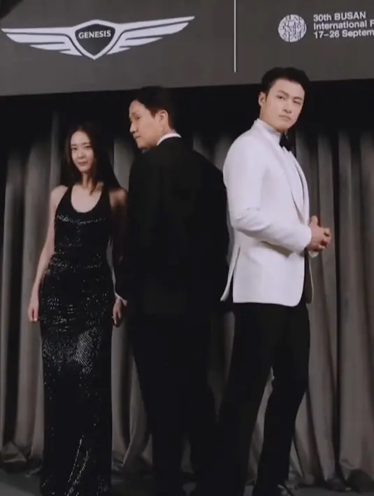 <p>Krystal Jung hadir mengenakan long dress navy sequin. Dress sleeveless ini dari brand Ralph Lauren. Rambut panjang hitam dibiarkan terurai lurus tanpa poni. [Dok. Genesis]</p>