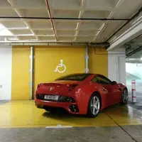 Orang-orang ini menerima ganjaran karena mengambil hak difabel untuk parkir. (Via: boredpanda.com)