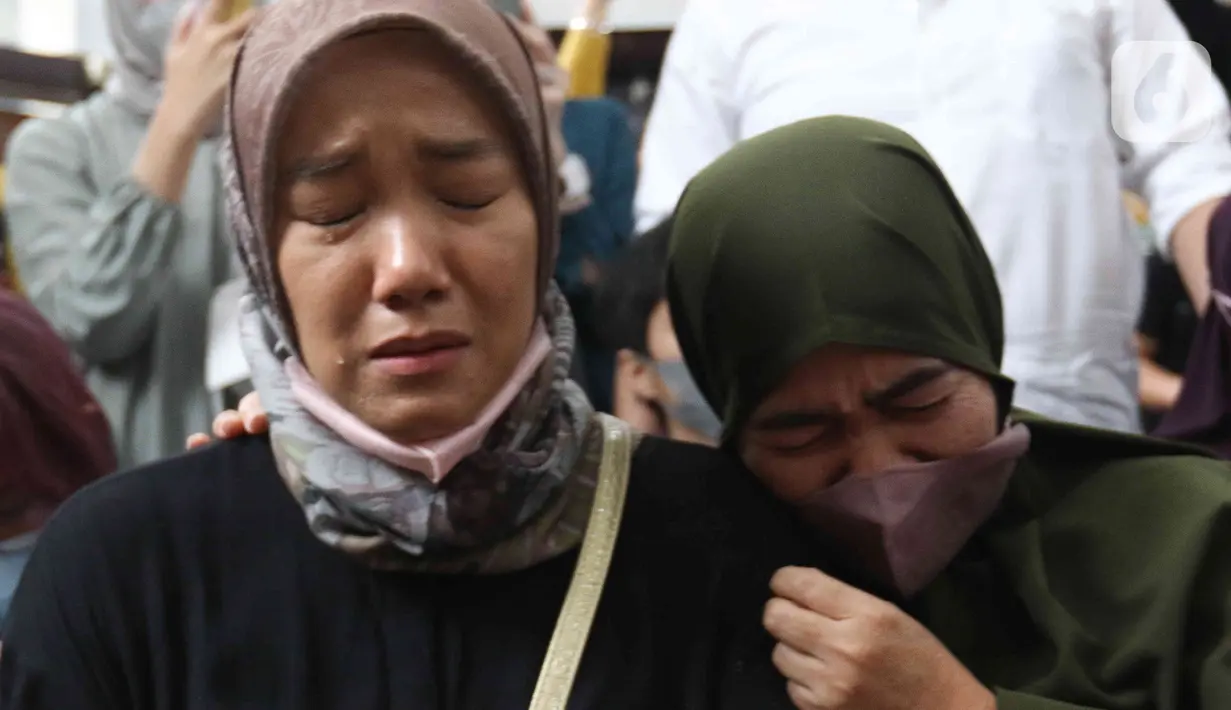 Reaksi keluarga  terdakwa kasus dugaan perintangan penyidikan pada kasus pembunuhan Brigadir Yosua, Irfan Widyanto usai sidang putusan di Pengadilan Negeri Jakarta Selatan, Jumat (24/2/2023). Vonis ini lebih ringan dari tuntutan jaksa penuntut umum (JPU) terhadap peraih Adhi Makayasa itu. Sebelumnya, JPU menuntut hukuman selama satu tahun penjara. (Liputan6.com/Herman Zakharia)