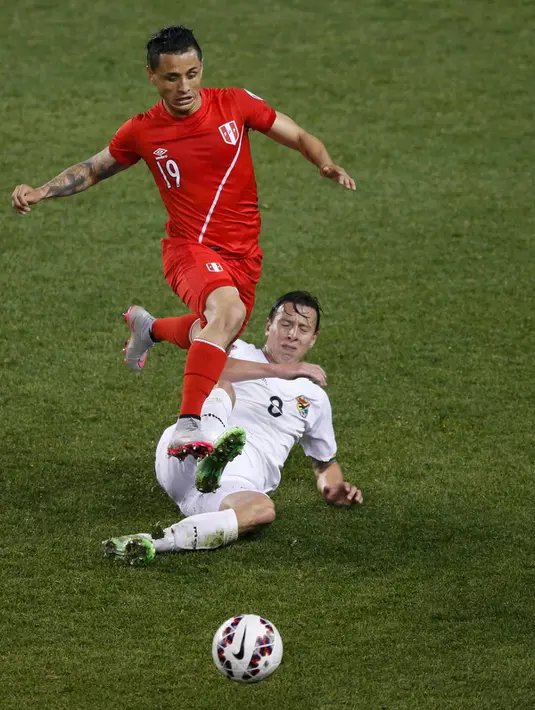 Gelandang Peru, Victor Yotun (atas) berusaha melewati bek Bolivia, Martin Smedeberg saat Copa Amerika 2015 di Estadio Municipal Bicentenario, Chile, (25/6/2015). Peru melaju ke semifinal usai mengalahkan Bolivia 3-1. (REUTERS/Carlos Garcia Rawlins)