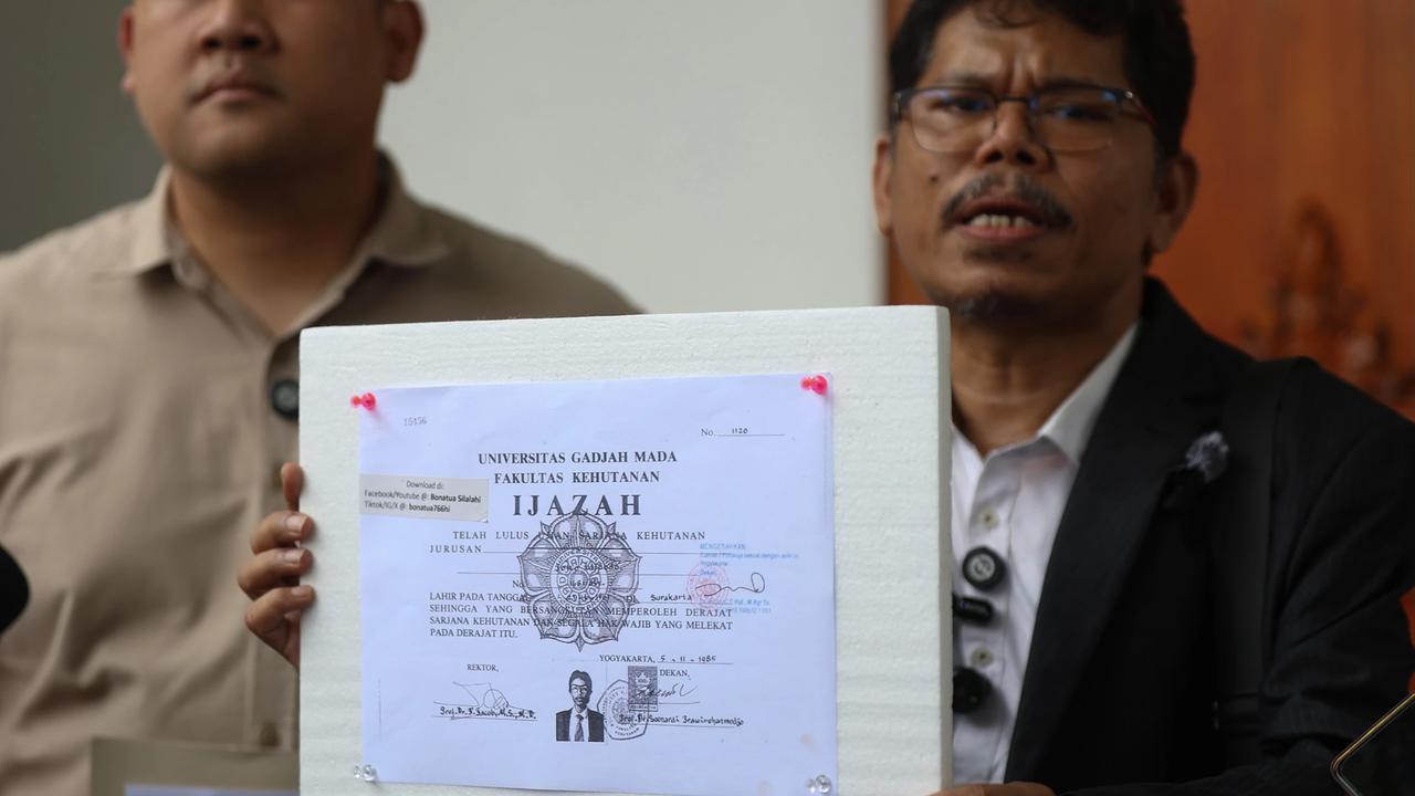 FOTO: Bonatua Silalahi Tunjukkan Salinan Ijazah Joko Widodo Tanpa Sensor di KPU RI