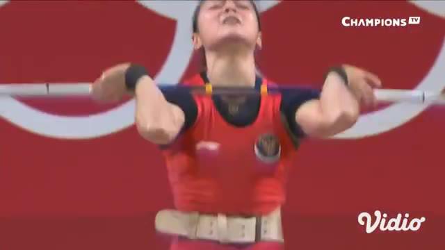 Momen istimewa saat atlet angkat besi Indonesia Windy Cantika Aisah raih medali perunggu dari kelas 49 kg putri pada hari Sabtu (24/7).