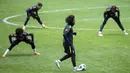 Gaya Marcelo saat menggiging bola pada sesi latihan di Stadion Olimpiyskiy Luzhniki, Moskva, Rusia, (22/3/2018). Brasil akan melawan Rusia pada laga uji coba 23 Maret. (AP/Pavel Golovkin)