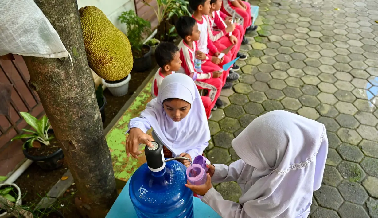 Dampaknya, sinar matahari akan terasa lebih terik. (CHAIDEER MAHYUDDIN/AFP)