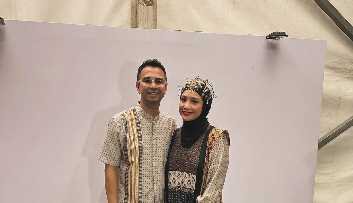 Raffi Ahmad dan Nagita Slavina tampil serasi dengan busana muslim print dari Zaskia Sungkar. Raffi Ahmad kenakan kemeja kerah shanghai lengan pendek dan celana hitam. [@raffinagita1717]