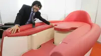 Sebuah sofa diciptakan untuk keintiman seksual pasangan. Apa istimewanya?