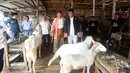 Ridwan Kamil menemui Himpunan Pedagang Kambing Tanah Abang dan tokoh masyarakat setempat untuk melakukan audiensi di tengah pasar kambing. (merdeka.com/Arie Basuki)