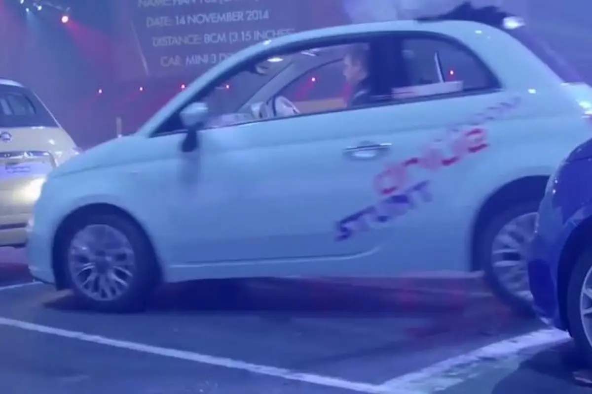 Aksi Fiat 500C Pecahkan Rekor Parkir Paralel Tersempit Dunia