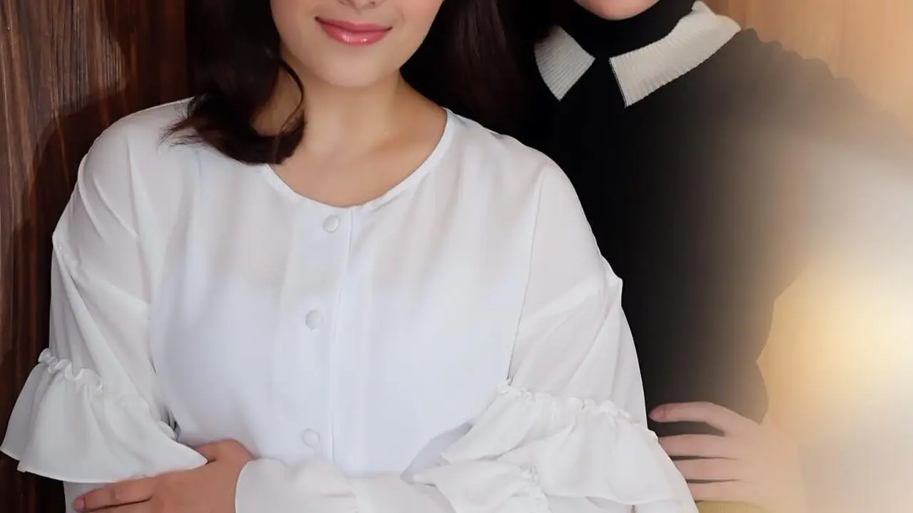 [Bintang] Mirip Tapi Tak Sama, Potret Chelsea-Tatjana dengan Gaya Kembaran