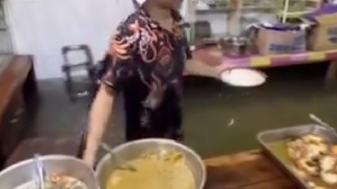 Viral Warteg di Semarang Ini Tetap Jualan Meski Banjir, Santai Layani Pembeli saat Sahur