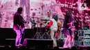 Aksi panggung band Barasuara pada Tamagochill festival yang bertajuk it’s time to go chill di Tennis Indoor Senayan, Jakarta, Jumat (22/11/2019). Dalam penampilannya mereka membawakan sejumlah lagu tenarnya seperti Sendu Melagu, Mengunci Ingatan, dan Bahas Bahasa. (Liputan6.com/Faizal Fanani)