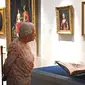 Ratu Inggris Elizabeth II melihat lukisan Ratu Victoria dan Pangeran Albert oleh Louis Haghe sebagai bagian dari pameran di Istana Buckingham, London, Rabu (17/7/2019). Pameran yang dibuka pada 20 Juli ini menandai peringatan 200 tahun kelahiran Ratu Victoria. (Victoria Jones/POOL/AFP)