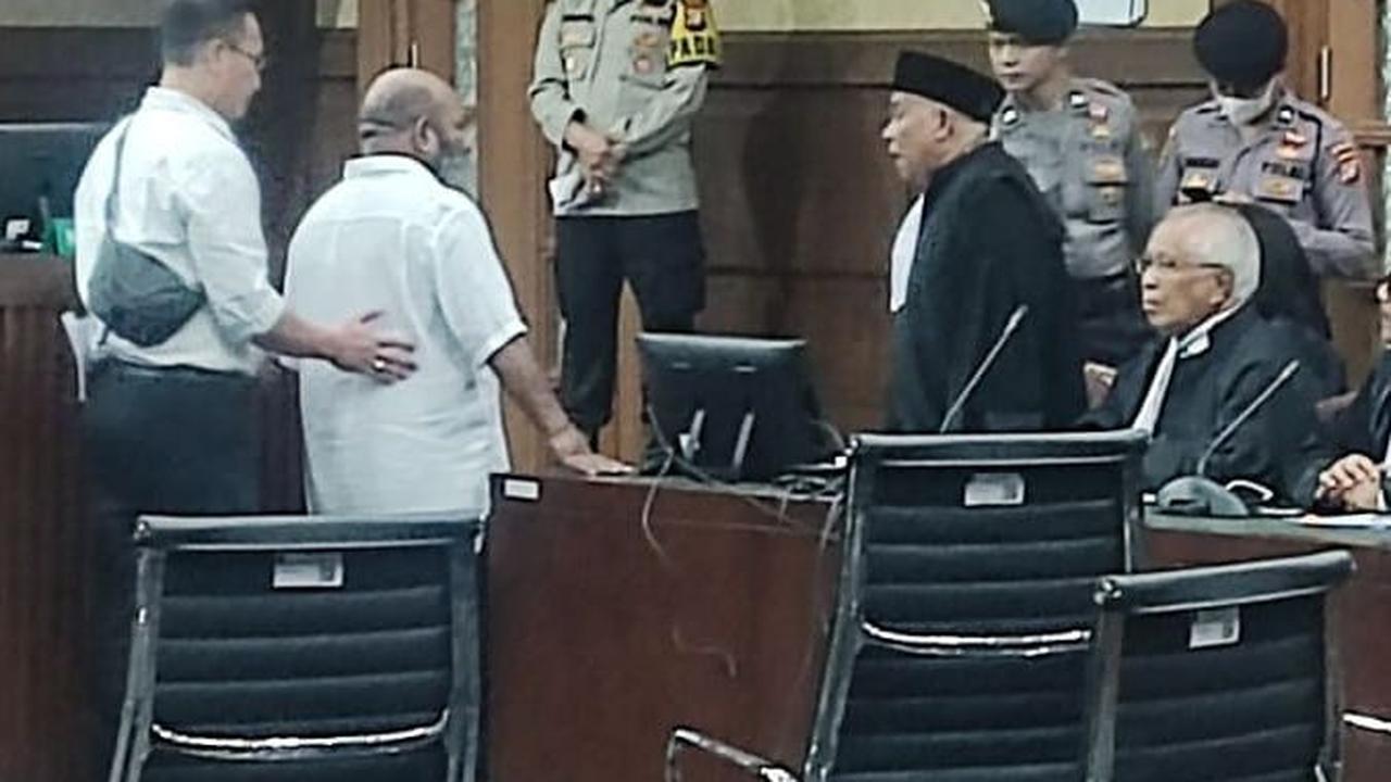 Sidang Kasus Lukas Enembe, Saksi Ungkap Kirim Rp1 Miliar untuk Acara Bakar Batu Pelantikan Gubernur Papua