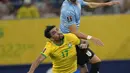 Pemain Brasil Lucas Paqueta (bawah) dan pemain Uruguay Rodrigo Bentancur memperebutkan bola pada pertandingan kualifikasi Piala Dunia 2022 di Arena da Amazonia, Manaus, Brasil, Kamis (14/10/2021). Brasil menang 4-1. (AP Photo/Andre Penner)